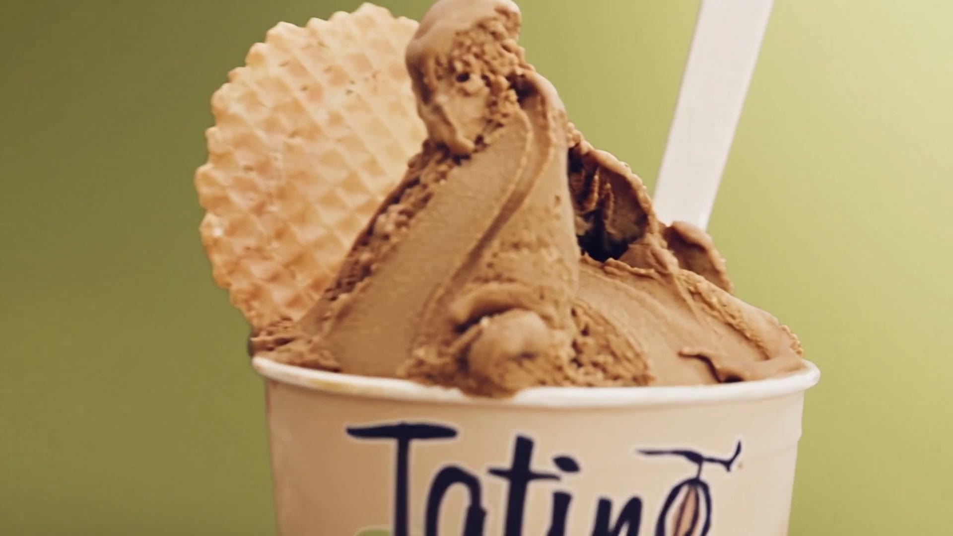 Il bicchiere Tatino con il gelato alla nocciola e il cialdone