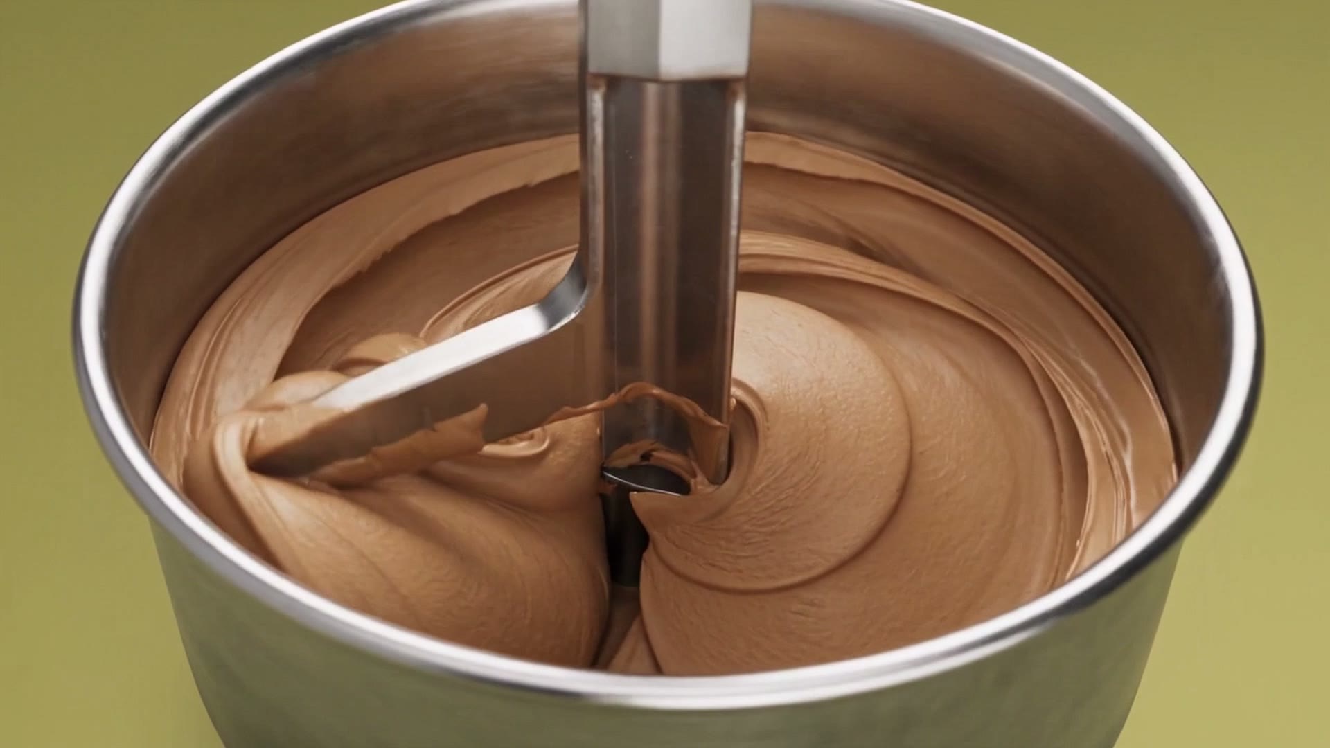 La pala del mantecatore che gira nel gelato