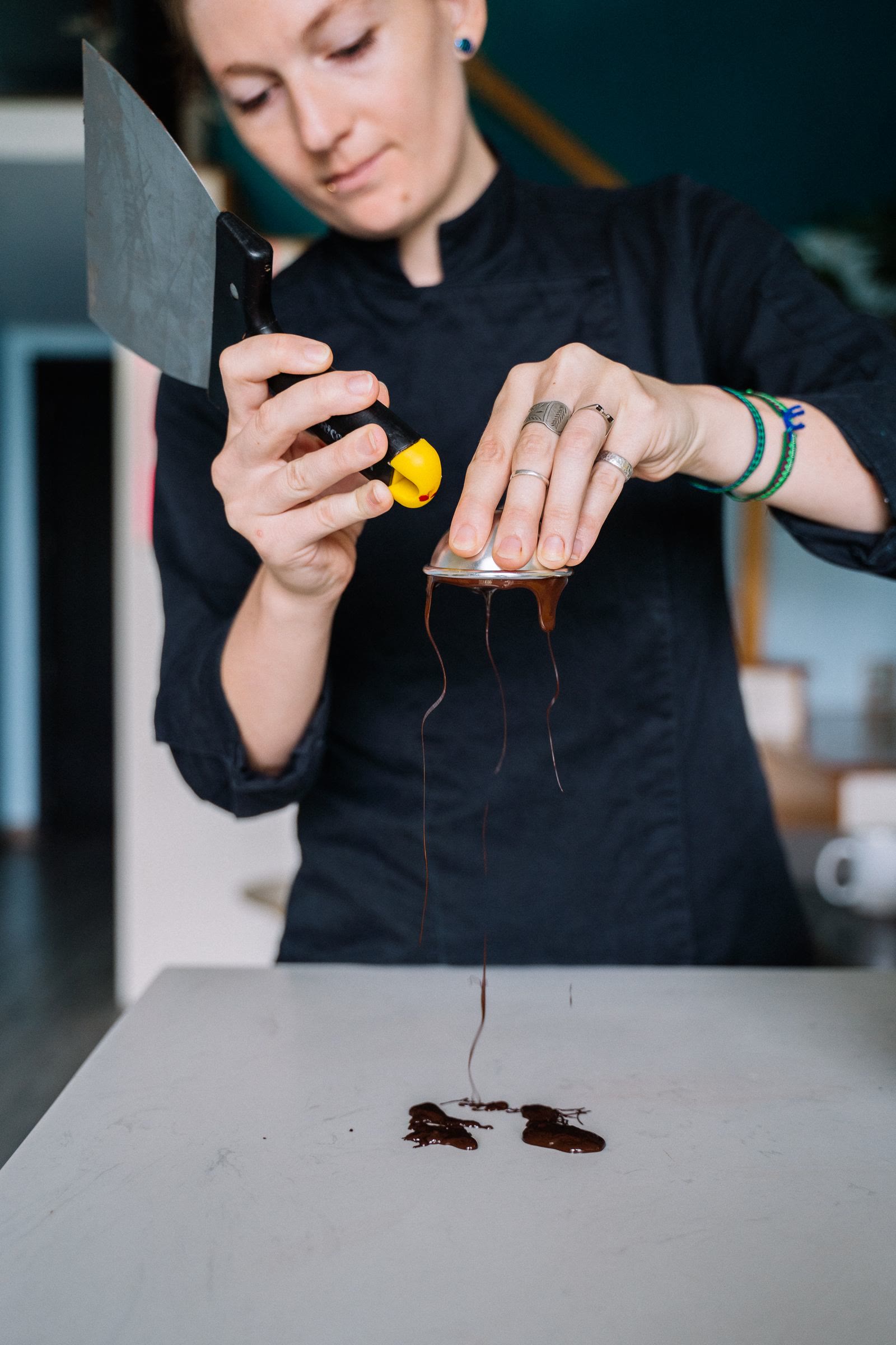 Cioccolato fuso versato su un piano