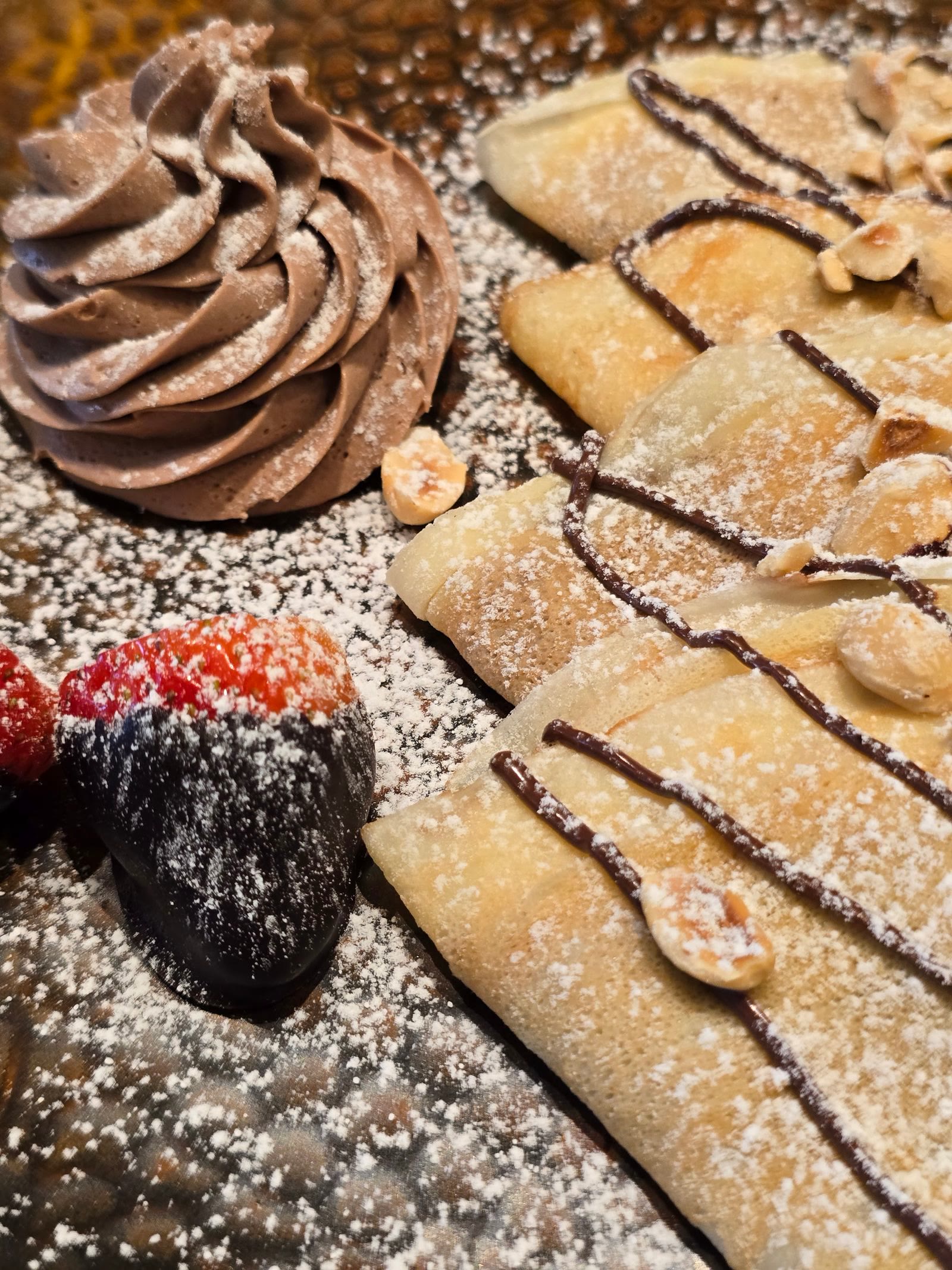 Una crepe piegata con cioccolato e fragole