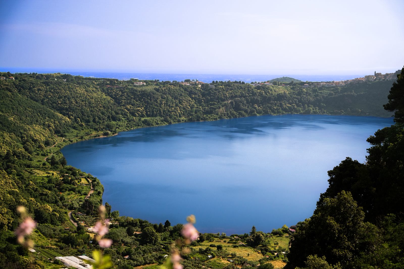Il lago di Nemi visto dall'alto, fra le colline verdi