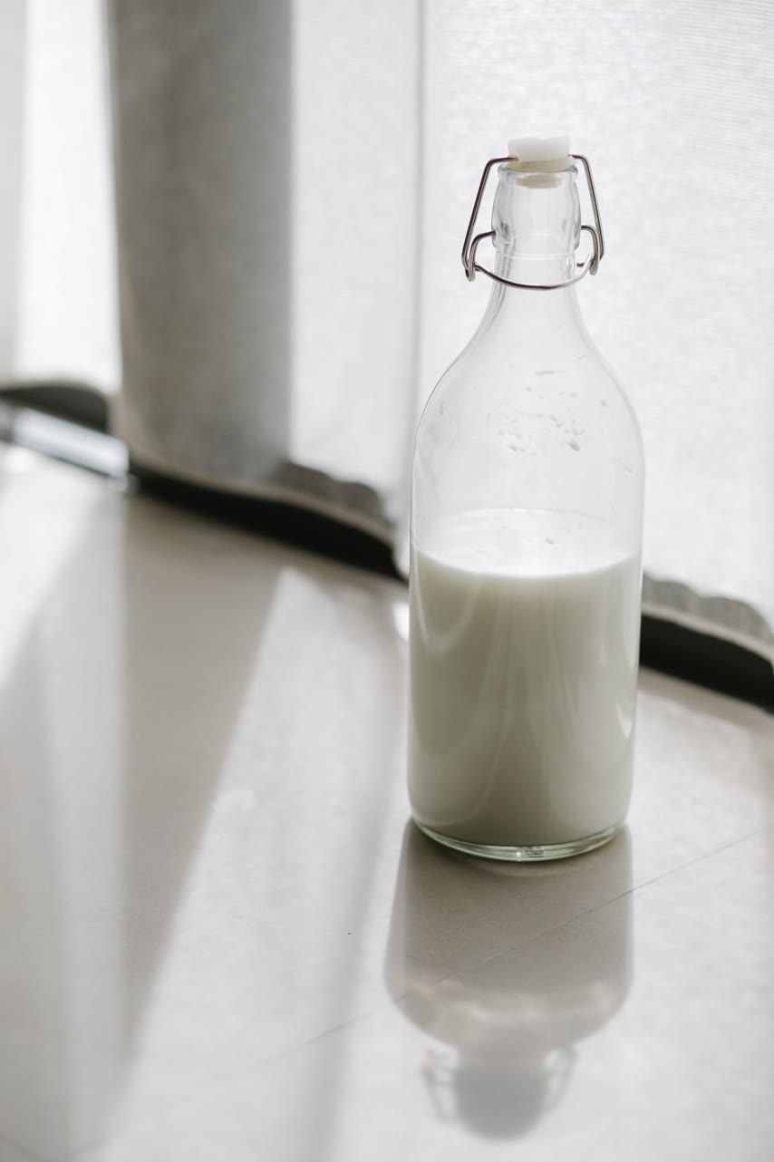 Una bottiglia di latte fresco