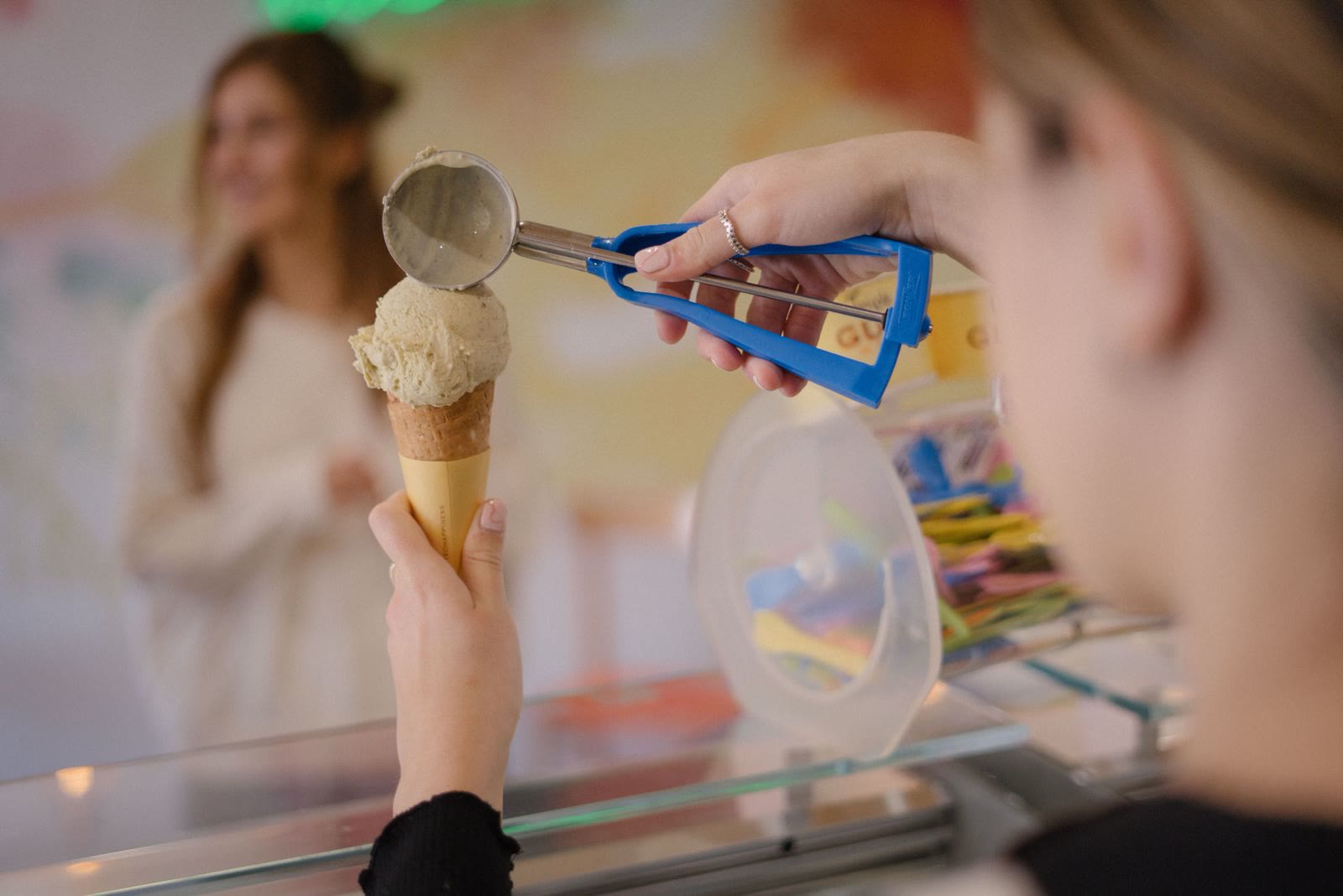 Una paletta che serve il gelato in un cono