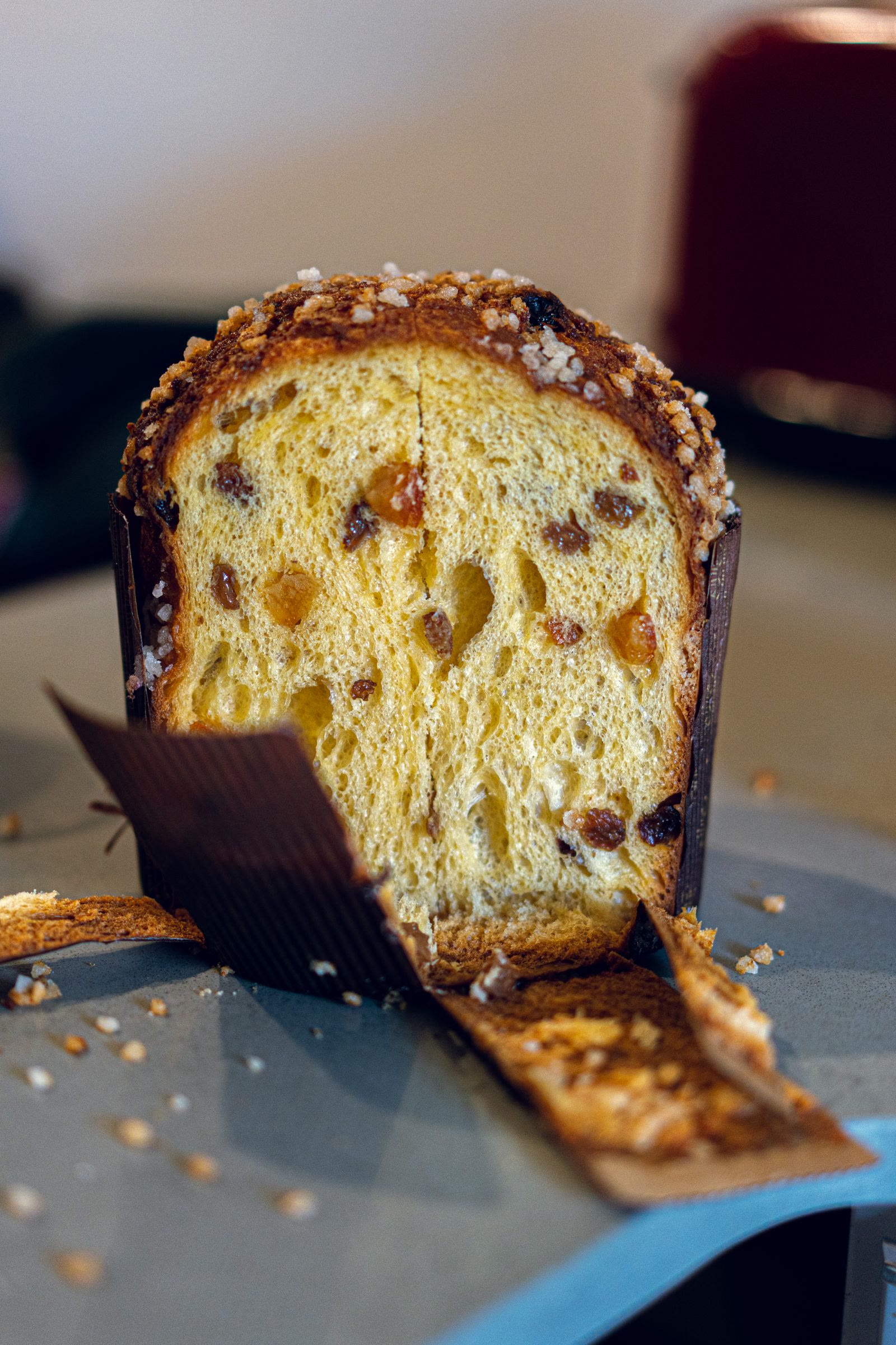 Una fetta di panettone con uvetta e canditi