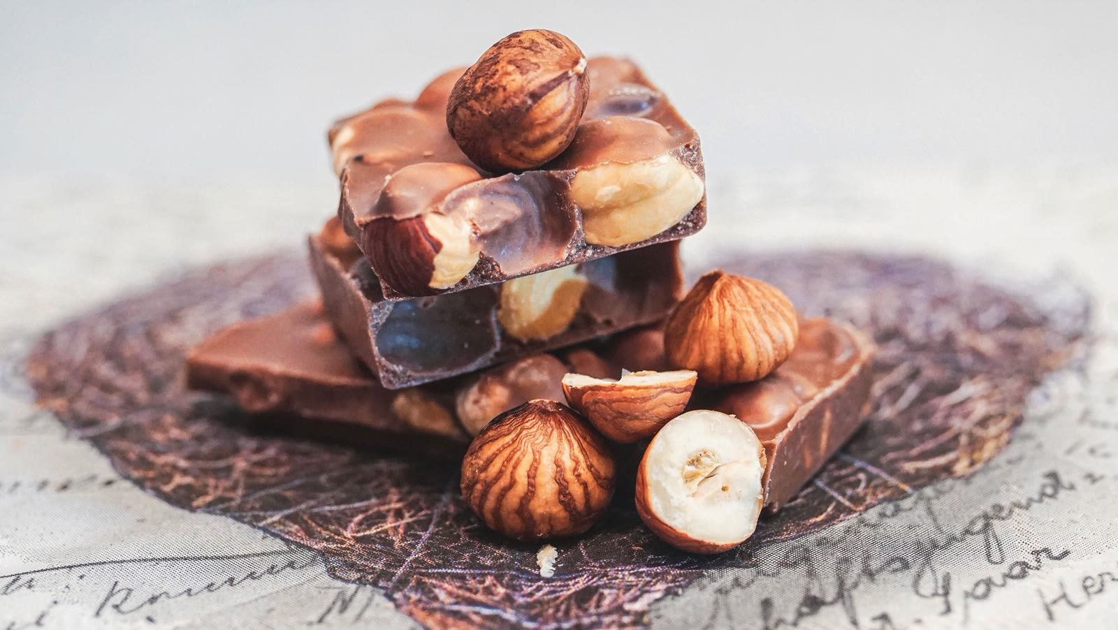 Cioccolato fondente spezzato con nocciole intere
