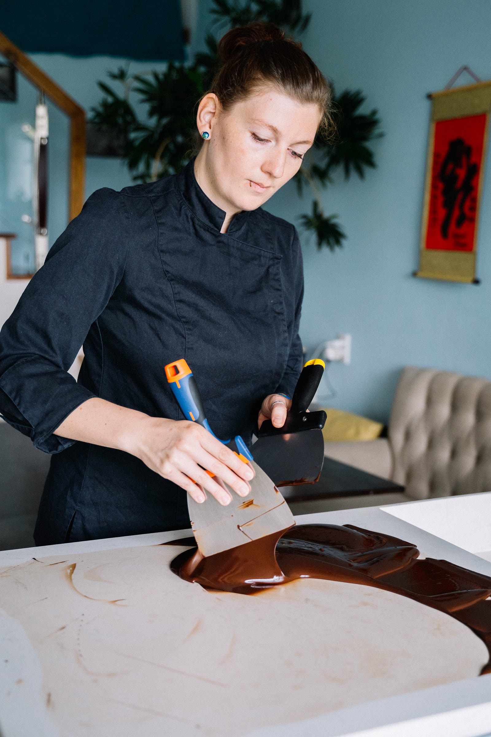 Cioccolato fuso steso sul marmo con due spatole